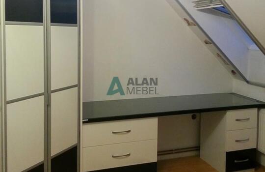 Угловой шкаф-купе для монсарды