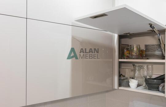 Угловая кухня под дерево без ручек с матовыми фасадами 