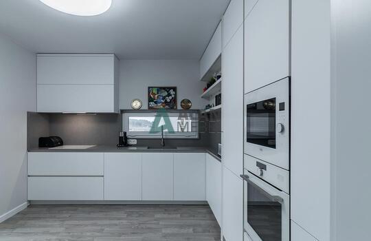 Угловая матовая кухни с акриловыми фасадами Rehau 