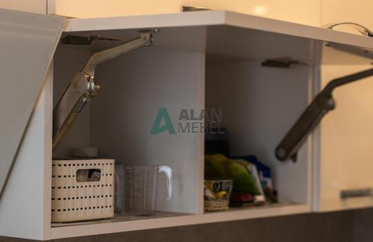 угловая глянцевая акриловая кухня светлого оттенка на заказ 