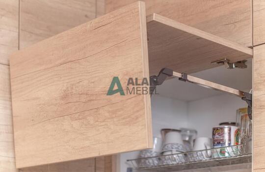 Встроенная кухня под дерево с островом в стиле лофт 