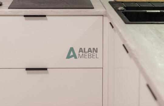 Угловая светлая кухня с фасадами из древесно стружечной плиты EGGER с доставкой в Минске 