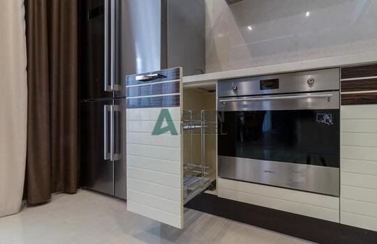 угловая кухня глянцевая со вставками натурального шпона под лаком на заказ 