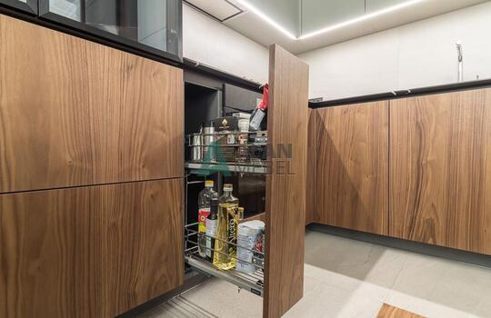 Стильная угловая кухня, фасады МДФ глянцевый со вставками из натурального шпона под лаком 