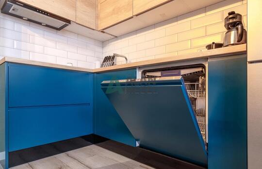 Встроенная кухня под дерево с островом в стиле лофт 