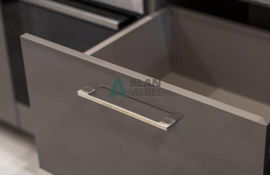 Угловая современная кухня под потолок 