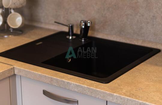 угловая глянцевая акриловая кухня светлого оттенка на заказ 