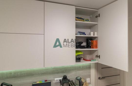 Угловая светлая кухня с фасадами из древесно стружечной плиты EGGER с доставкой в Минске 