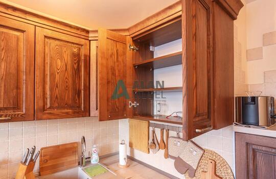 качественная угловая кухня с фасадами из массива ясеня на заказ 