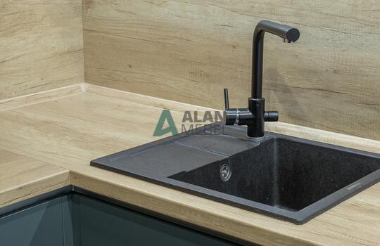 Угловая кухня под дерево с зелеными фасадами из феникса (FENIX) 