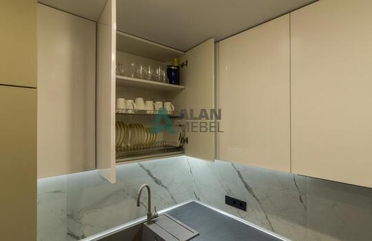 Угловая кухня без ручек со встроенной техникой 