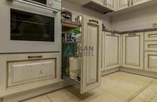 Угловая кухня из массива ясеня с патиной по индивидуальным размерам 