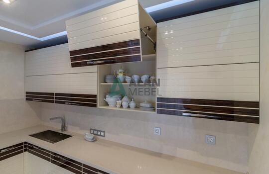 угловая кухня глянцевая со вставками натурального шпона под лаком на заказ 