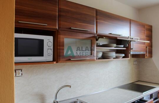 прямая кухня с матовыми фасадами под натуральное дерево и светлой столешницей 