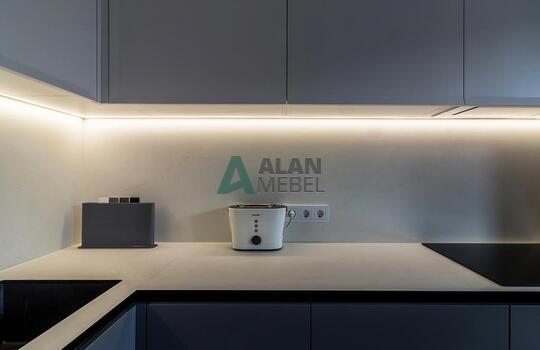 Современная угловая кухня с барной стойкой 