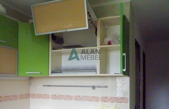 зеленая угловая кухня с пластиковыми фасадами в квартиру 