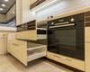 Стильная угловая кухня кухня, фасады МДФ глянцевый со вставками из натурального шпона под лаком