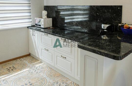 белая кухня с рамочными фасадами из МДФ со шпоном ясеня и столешницей под черный камень 