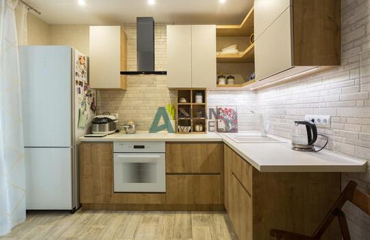 угловая акриловая кухня и ДСП под дерево в светлых отттенках и современном стиле на заказ 