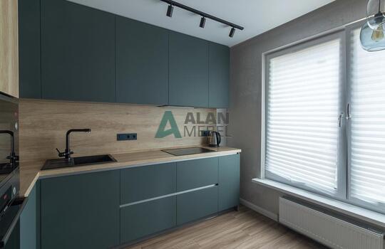 Угловая кухня под дерево с зелеными фасадами из феникса (FENIX) 