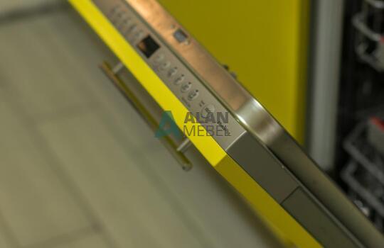 Желтая кухня без ручек со встроенной техникой 