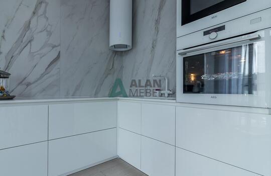 Угловая кухня без ручек из глянцевого акрила Senosan 