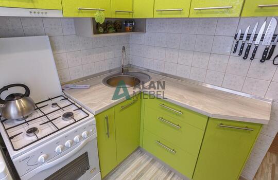 Г-образная кухня желтого цвета со столешницей под светлое дерево по индивидуальному размеру 