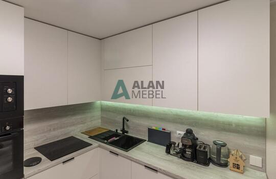 Угловая светлая кухня с фасадами из древесно стружечной плиты EGGER с доставкой в Минске 