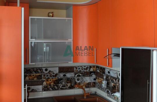 большая Г-образная кухня оранжевого цвета с темной столешницей под заказ по индивидуальным размерам 