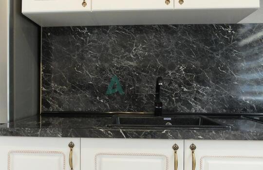 белая кухня с рамочными фасадами из МДФ со шпоном ясеня и столешницей под черный камень 