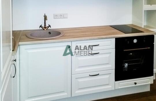 белая маленькая кухня из натурального дерева по индивидуальному размеру 