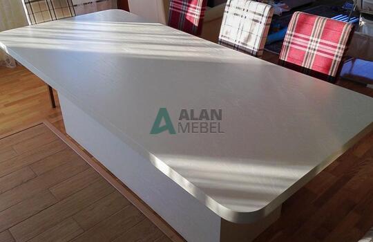 Г-образная кухня молочного цвета с матовыми рамочными фасадами и черной столешницей на заказ 