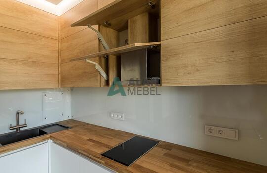 Современная угловая кухня до потолка 