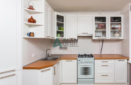 угловая кухня белого цвета с рамочными фасадами и стеклом на заказ 