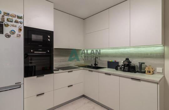 Угловая светлая кухня с фасадами из древесно стружечной плиты EGGER с доставкой в Минске 