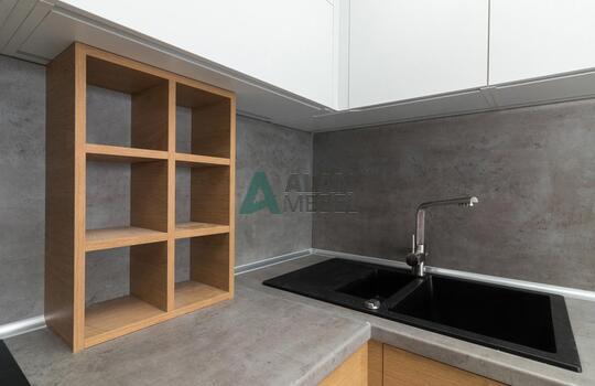 Кухня современная угловая с белым верхом и бежевым низом без ручек по индивидуальному размеру 