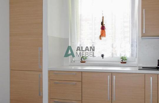 Бежевая кухня под окно угловая с фасадами из древесно стружечной плиты 