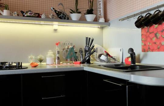 черная кухня из пластика в маленькую кухню на заказ по размерам 