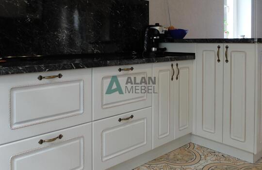 белая кухня с рамочными фасадами из МДФ со шпоном ясеня и столешницей под черный камень 