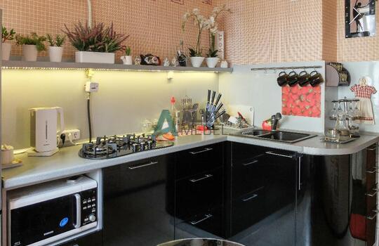 черная кухня из пластика в маленькую кухню на заказ по размерам 