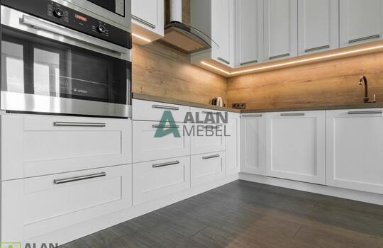 Кухня угловая с фасадами из натурального дерева, под потолок, столешница с еврозапилом 