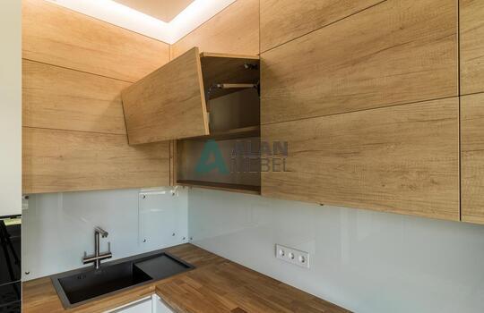 Современная угловая кухня до потолка 