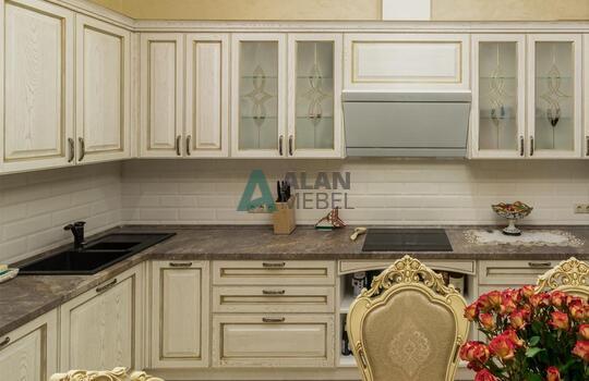 Угловая кухня из массива ясеня с патиной по индивидуальным размерам 