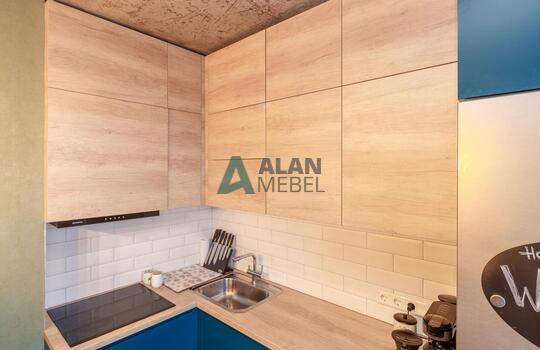 Встроенная кухня под дерево с островом в стиле лофт 