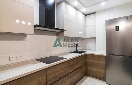 Угловая кухня под дерево без ручек с матовыми фасадами 