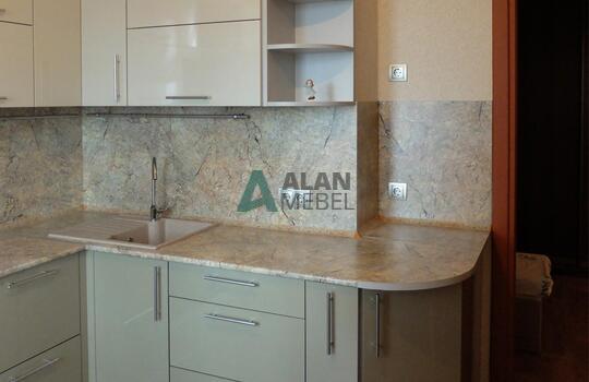 встроенная глянцева Г-образная кухня с белым верхом и серым низом по индивидуальному размеру 