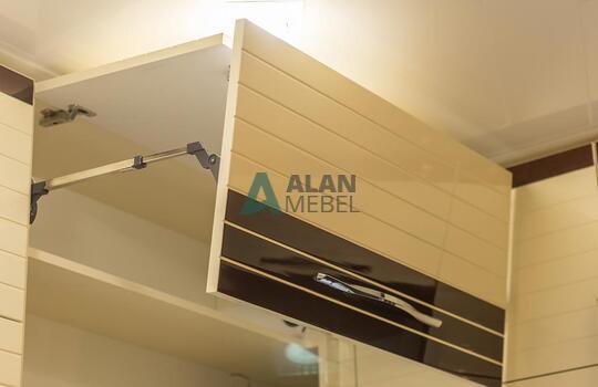 Стильная угловая кухня кухня, фасады МДФ глянцевый со вставками из натурального шпона под лаком 