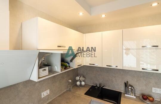 угловая глянцевая акриловая кухня светлого оттенка на заказ 