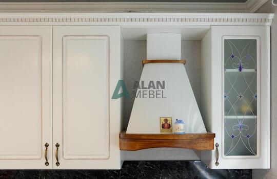 белая кухня с рамочными фасадами из МДФ со шпоном ясеня и столешницей под черный камень 