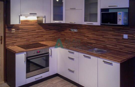 Г-образная кухня маленького размера с фасадами белого цвета и столешницей под натуральное дерево на заказ в минске 